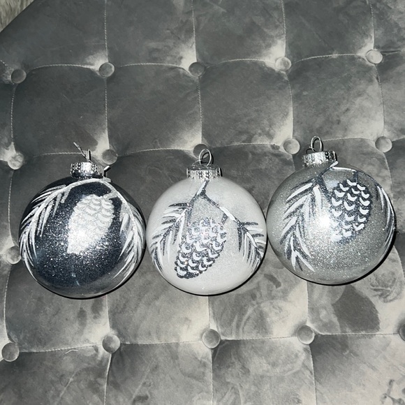 Large ornaments - Picture 1 of 2